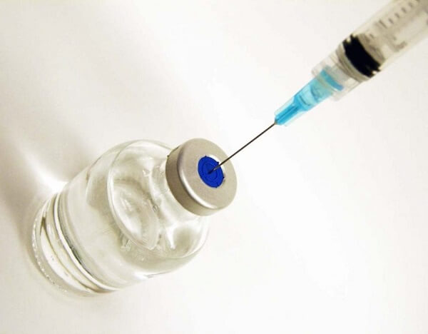 Vacina DTPA em Curitiba: A imagem mostra enquanto uma seringa é preparada para a realização da vacina.